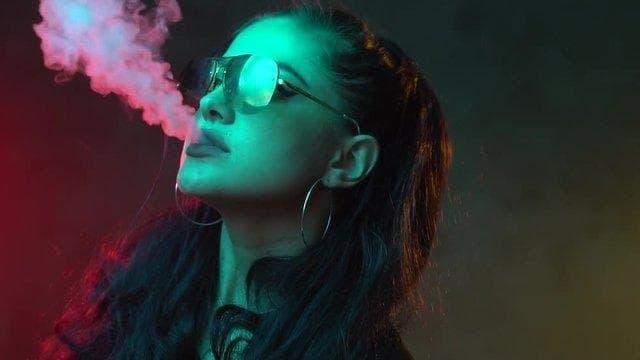 E-cigareta users weigh whether e cigarettes cause cancer and explore if they are a safer alternative