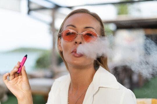 E-Zigaretten safety report uncovering the dangers of using e cigarettes and how to reduce risk